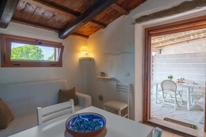 Interior - Holiday Home 'Naracumar' with Sea View, Private Terrace and Wi-Fi (Aglientu)
