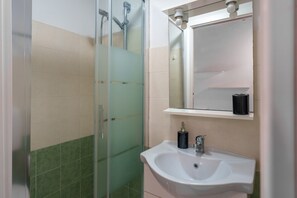 Dusche, Haartrockner, Handtücher