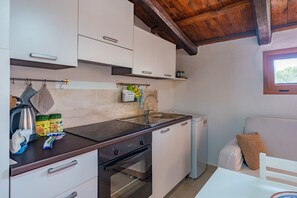 Refrigerador, horno, parrilla de estufa y cafetera y tetera 