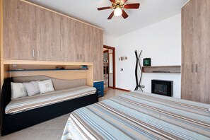 1 slaapkamer, een strijkplank/strijkijzer, gratis wifi, beddengoed