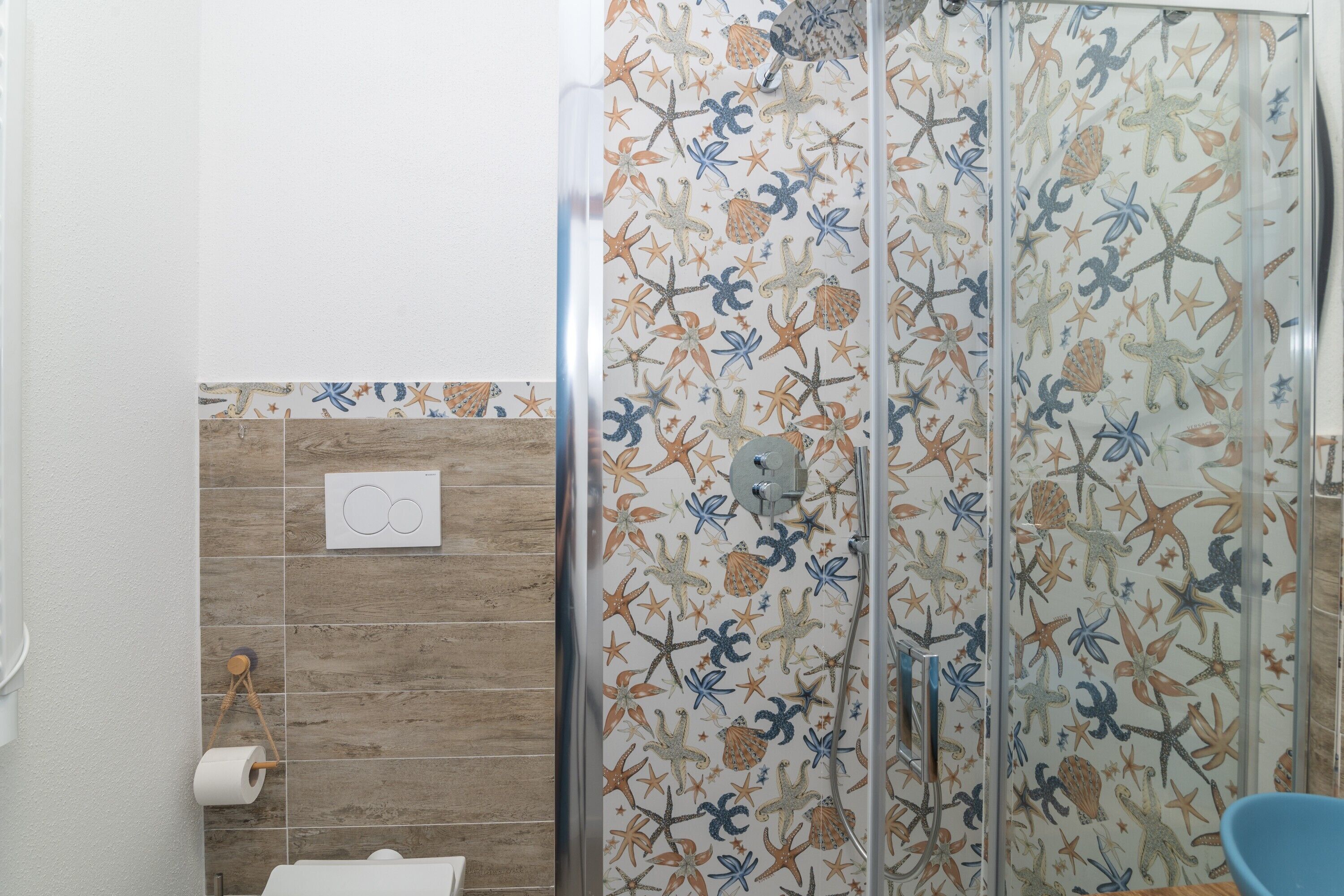 Douche, sèche-cheveux, serviettes fournies