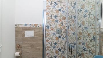 Douche, sĂšche-cheveux, serviettes fournies