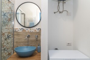 Een douche, een haardroger, handdoeken