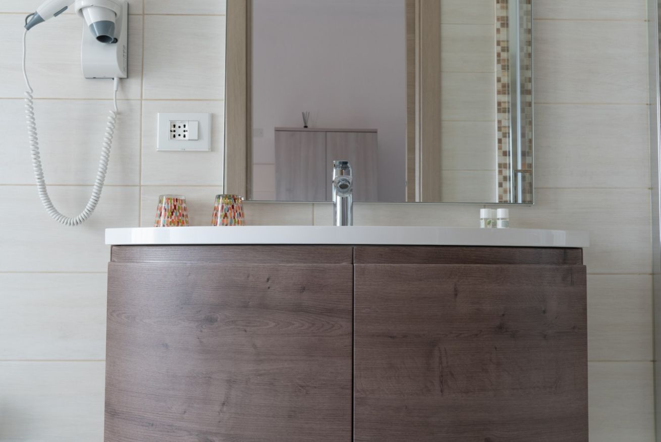 Een douche, een bidet, handdoeken, shampoo