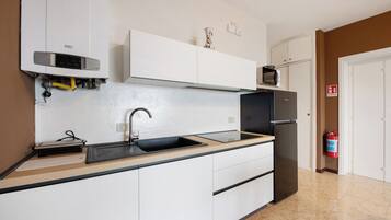 Refrigerador, microondas, parrilla de estufa y tetera eléctrica