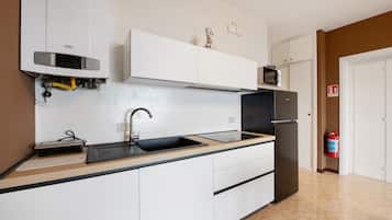 Frigorifero, microonde, piano cottura, bollitore elettrico