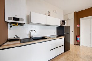 Refrigerador, microondas, placa de cocina, tetera/pava eléctrica