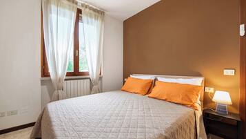 1 habitación, tabla de planchar con plancha, wifi gratis y ropa de cama