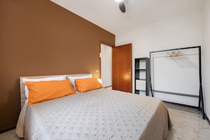 A hotel room with a bed, a wardrobe, and a coat rack. - Apartment 'Vista Lago 1' with Lake View, Shared Pool, and Wi-Fi (soiano del lago)