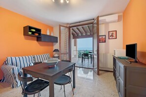 Dining - Apartment 'Vista Lago 2' with Lake View, Shared Pool, and Wi-Fi (soiano del lago)