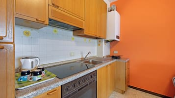 Kühlschrank, Mikrowelle, Herdplatte, Wasserkocher