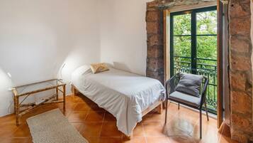2 bedrooms, WiFi (free), bed sheets