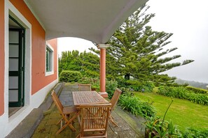 Outdoor dining - Apartment 'Casa Do Caseiro' with Sea View, Private Terrace and Wi-Fi (Nordeste)