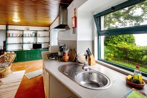 Cafeteira/chaleira, geladeira, micro-ondas, cooktop