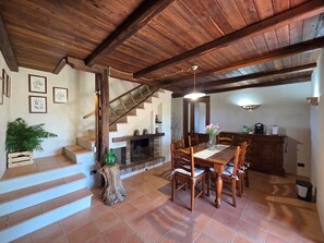 Dining - Room '"Tra Gli Ulivi E Il Panorama"' with Mountain View, Private Garden and Wi-Fi (Orvieto)