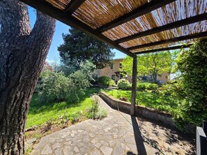 Property grounds - Room '"Tra Gli Ulivi E Il Panorama"' with Mountain View, Private Garden and Wi-Fi (Orvieto)