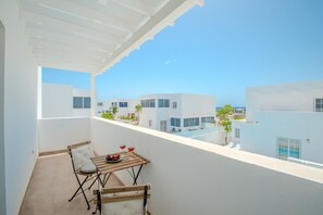 Outdoor dining - Vacation Home 'Leize Con Piscina' with Sea View, Wi-Fi and Air Conditioning (Yaiza)