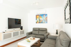 TV - Vacation Home 'Leize Con Piscina' with Sea View, Wi-Fi and Air Conditioning (Yaiza)