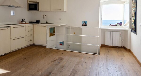 Microwave, toaster - The Abode of the Poets, TerreMarine (Lerici)