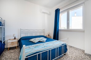 2 室のベッドルーム、アイロン / アイロン台、WiFi (無料)、ベッドシーツ