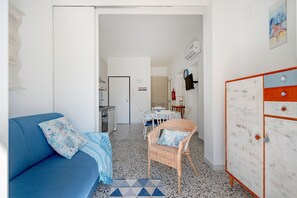 TV - Apartment 'Marittima' with Balcony, Wi-Fi and Air Conditioning (Torre Canne)