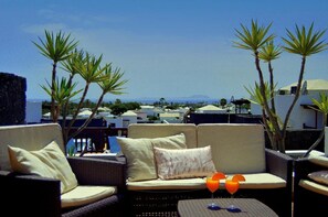 Property grounds - Vacation 'Casa Laura' with Heatable Pool, Sea View, Wi-Fi and Air Conditioning (Playa Blanca)