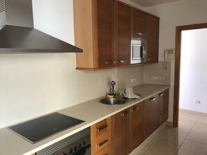 Fridge, microwave, oven, stovetop - Vacation 'Casa Laura' with Heatable Pool, Sea View, Wi-Fi and Air Conditioning (Playa Blanca)