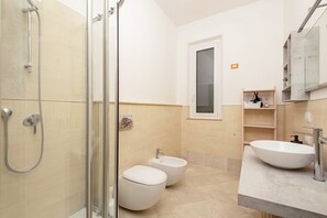 Dusche, Bidet, Shampoo