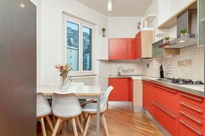 Fridge, stovetop, dishwasher