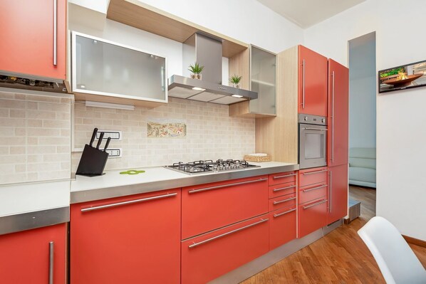 Fridge, stovetop, dishwasher