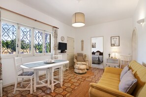 TV, table tennis - Holiday Home 'Alcaria' with Mountain View, Wi-Fi and Air Conditioning (Alcaria)