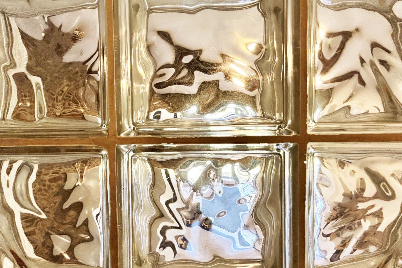 Une cloison décorative en verre ornée de motifs d’animaux gravés.