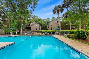 A heated pool - 584 - Sleeps 6 in Sea Pines, 2 Mins to Beach, Pool (Hilton Head Island)