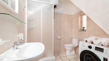 Douche, bidet, serviettes fournies, shampoing