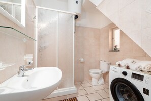 Dusche, Bidet, Handtücher, Shampoo