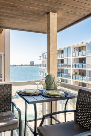 Outdoor dining - Bay Front Condo in Pacific Beach (San Diego)