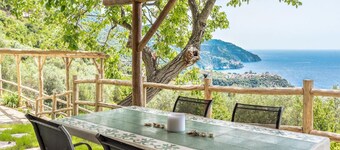 Sound of Silence is a newly renovated cottage with a splendid sea view garden that will make your holiday relaxing and of the highest quality.The private parking, the equipped and finely maintained outdoor space frame a view that allows you to see Cornig