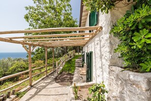 Property grounds - Sound of Silence is a newly renovated cottage with a splendid sea view garden that will make your holiday relaxing and of the highest quality.The private parking, the equipped and finely maintained outdoor space frame a view that allows you to see Cornig (Vernazza)