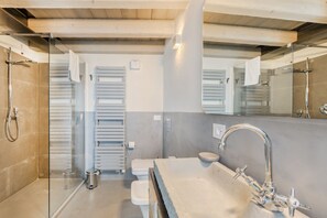Shower, bidet, towels, shampoo