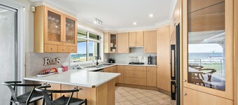 Surfside Solace - 5 bedroom family home with stunning views of Ocean