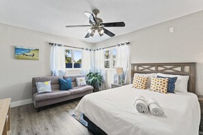 5 habitaciones, escritorio y tabla de planchar con plancha 