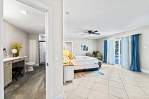 5 habitaciones, escritorio y tabla de planchar con plancha 