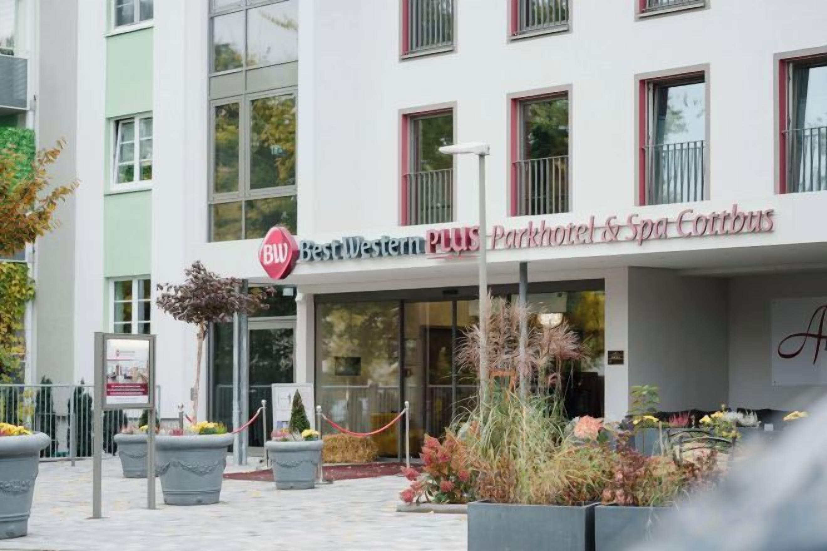 L’entrée d’un hôtel, avec une enseigne indiquant « Best Western PLUS Parkhotel & Spa-Center ».