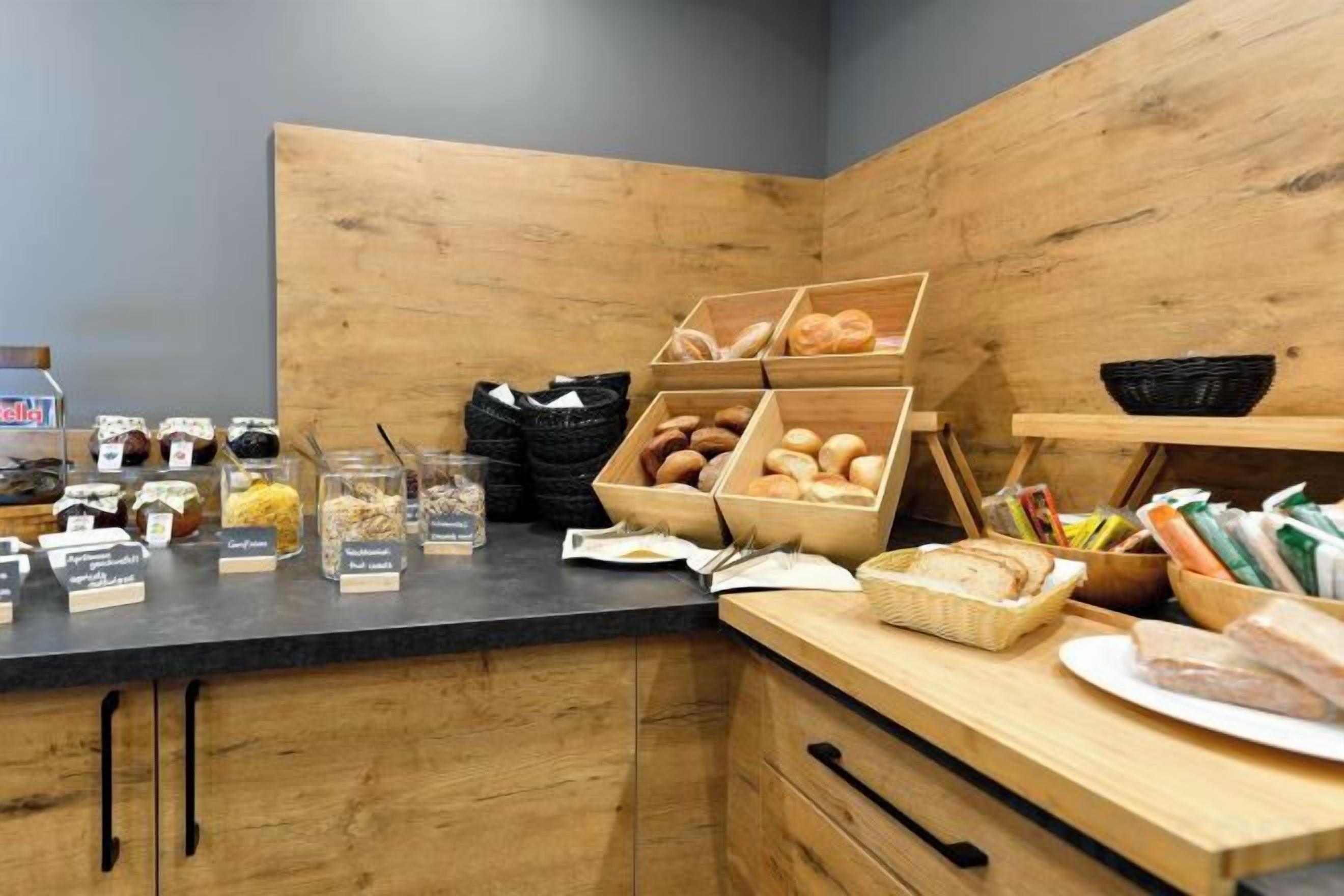 Ein reichhaltiges Frühstücksbuffet mit verschiedenen Speisen und Behältern.
