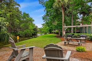 Outdoor dining - 586 - Sleeps 6 | Pool, Fire Pit, Walk 2 Beach (Hilton Head Island)