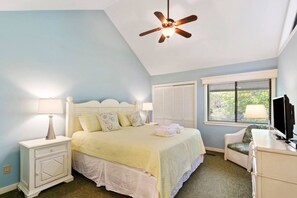 2 bedrooms, desk, iron/ironing board, free WiFi - 568 - Steps to Beach, Pool & Fire Pit, Sleeps 6 (Hilton Head Island)