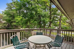 Outdoor dining - 568 - Steps to Beach, Pool & Fire Pit, Sleeps 6 (Hilton Head Island)