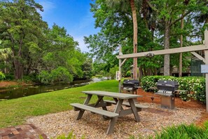 Outdoor dining - 588 - Mins to Beach, Fire Pit & Pool, Sleeps 6 (Hilton Head Island)