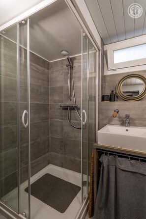 Dusche, Haartrockner, Handtücher