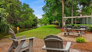 Outdoor dining - 577 - Fairway Views, Mins 2 Beach, Sleeps 6 (Hilton Head Island)